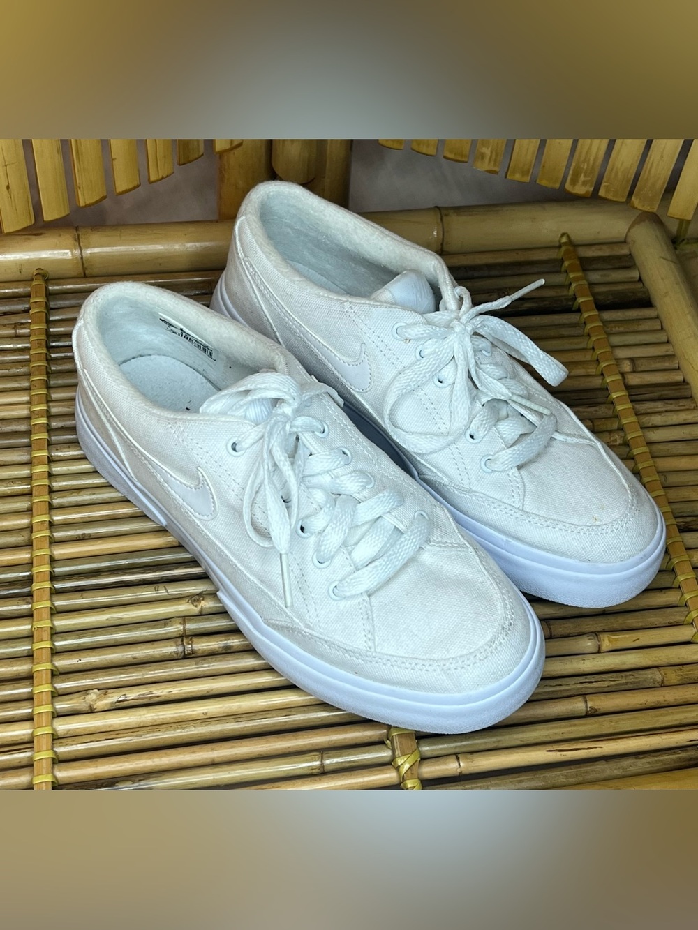 Nike women’s White Low-Top Sneakers